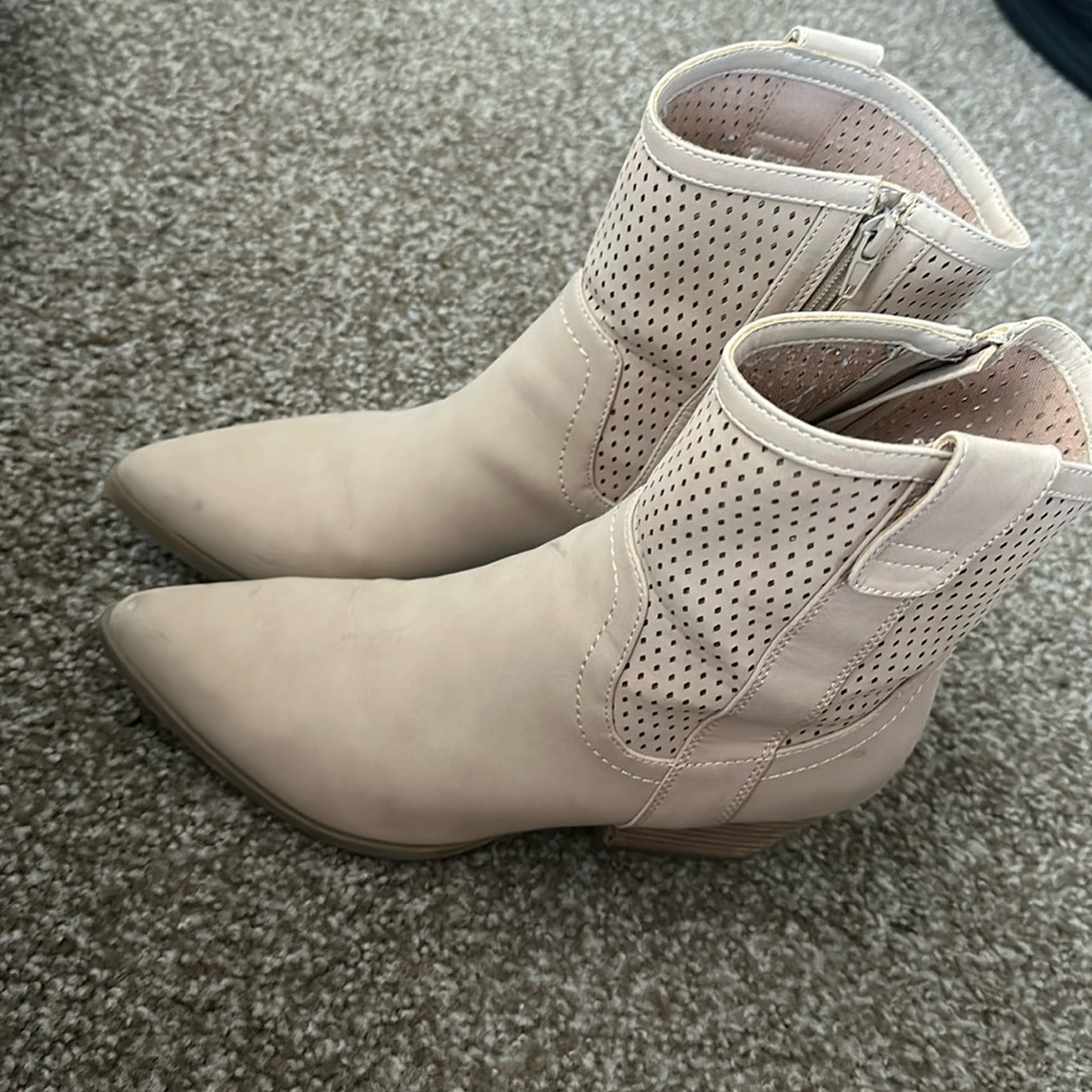 Women’s super cute dolce vita boots.